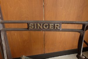 画像4: 足踏みミシン脚（SINGER）