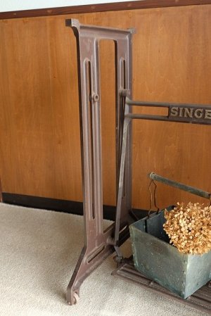 画像2: 足踏みミシン脚（SINGER）