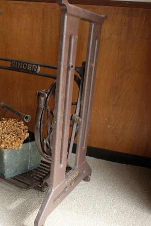 画像3: 足踏みミシン脚（SINGER）