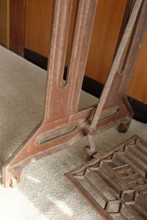 画像4: 足踏みミシン脚（BROTHER）
