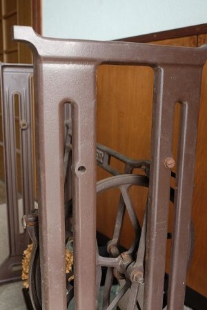 画像6: 足踏みミシン脚（SINGER）