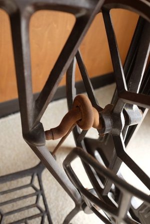 画像6: 足踏みミシン脚（SANKYO）