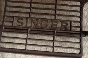 画像8: 足踏みミシン脚（SINGER）