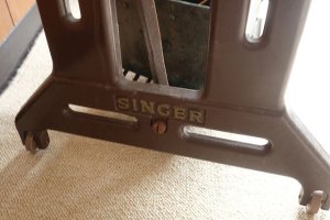 画像7: 足踏みミシン脚（SINGER）