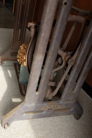 画像3: 足踏みミシン脚（SINGER）