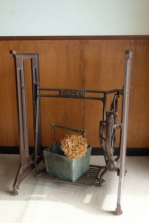 画像1: 足踏みミシン脚（SINGER）