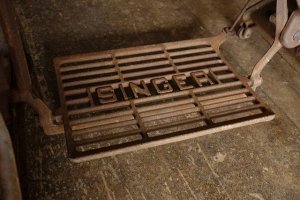 画像8: 足踏みミシン脚（SINGER）