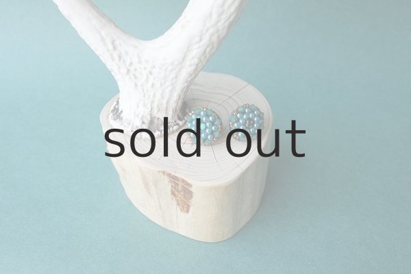 台座にはイヤリングなどの小物も飾れます。