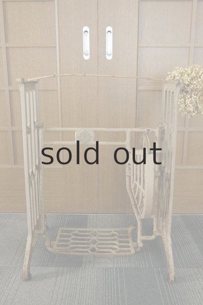 画像2: 足踏みミシン脚（HITACHI） (2)