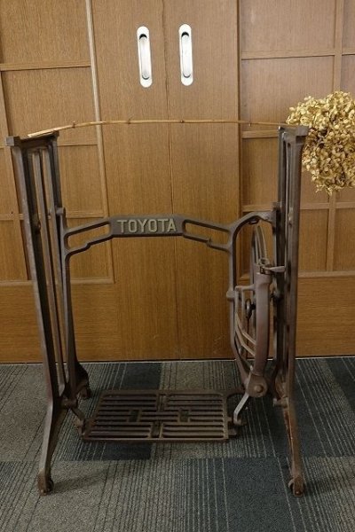 画像2: 足踏みミシン脚(TOYOTA) (2)