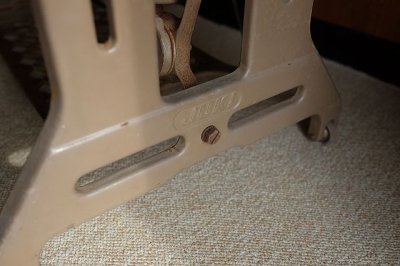画像2: 足踏みミシン脚（JUKI）