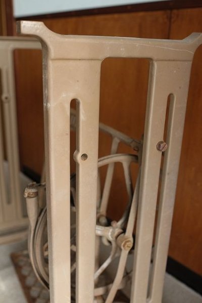 画像1: 足踏みミシン脚（JUKI）