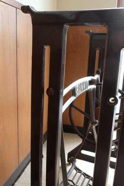 画像2: 足踏みミシン脚（SANKYO）