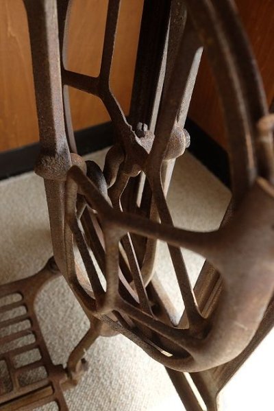 画像1: 足踏みミシン脚（SINGER）