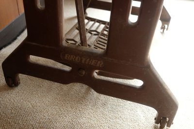 画像1: 足踏みミシン脚(BROTHER)