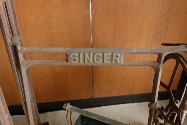 画像2: 足踏みミシン脚（SINGER） (2)