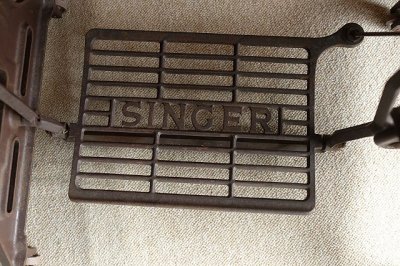 画像3: 足踏みミシン脚（SINGER）