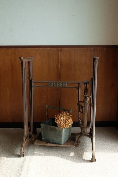 画像1: 足踏みミシン脚（SINGER） (1)