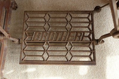 画像3: 足踏みミシン脚(BROTHER)