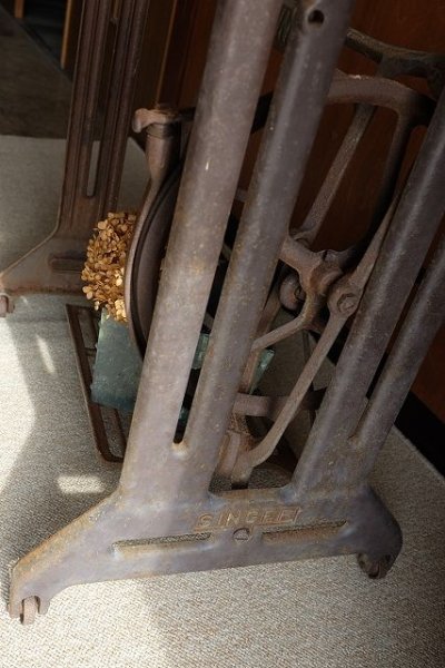 画像3: 足踏みミシン脚（SINGER） (3)