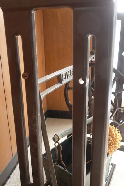 画像1: 足踏みミシン脚（SINGER）