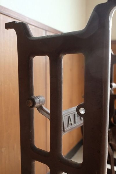 画像2: 足踏みミシン脚（APLLO）