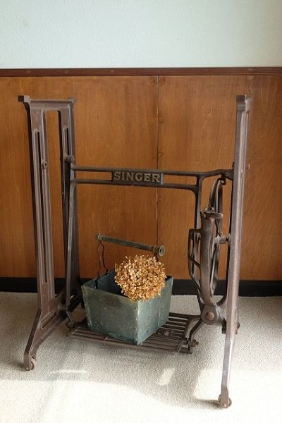 画像1: 足踏みミシン脚（SINGER） (1)