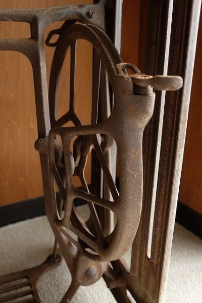 画像2: 足踏みミシン脚（SINGER）