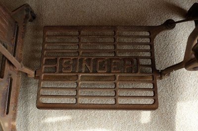 画像3: 足踏みミシン脚（SINGER）