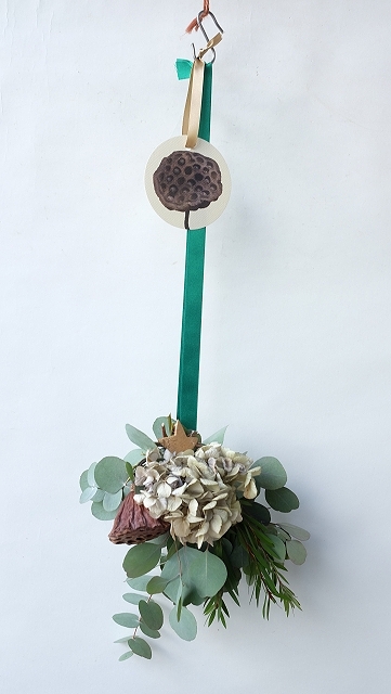 Dry plants for decor ユーカリクリスマスアレンジ1点UPしました。